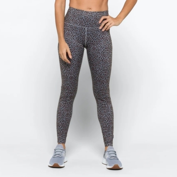 Thrive Societe Women's Performance Leggings Winnie Leopard Stitch Fix - Medium - Picture 12 of 12